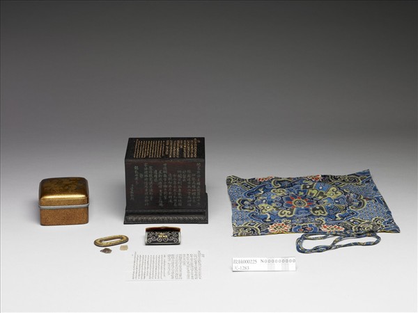 繡花卉火鐮荷包