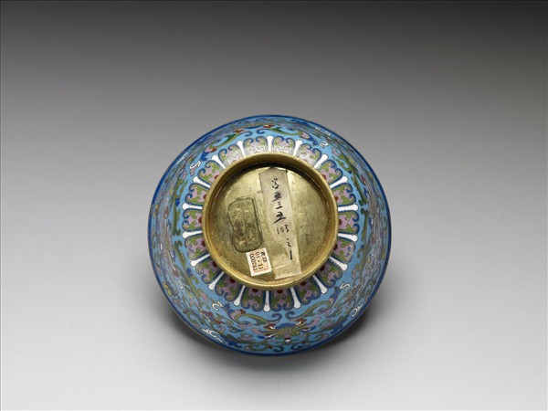 掐絲琺瑯番蓮紋碗