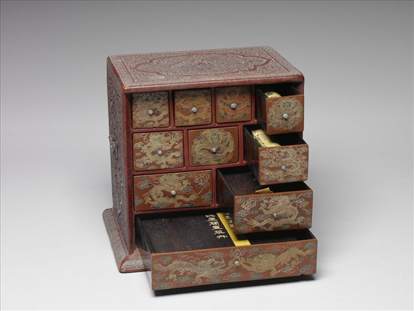 剔紅人物帶屜匣