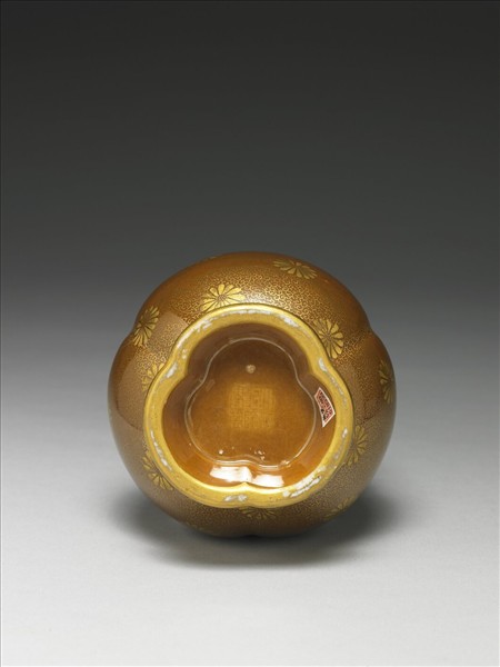 褐釉描金蟠桃瓶