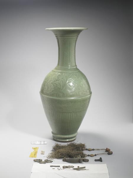 龍泉窯 青瓷劃花花卉紋鳳尾瓶