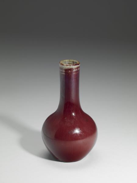 霽紅釉長頸瓶