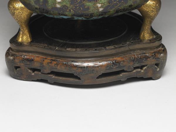 嵌金銀絲龍紋木座