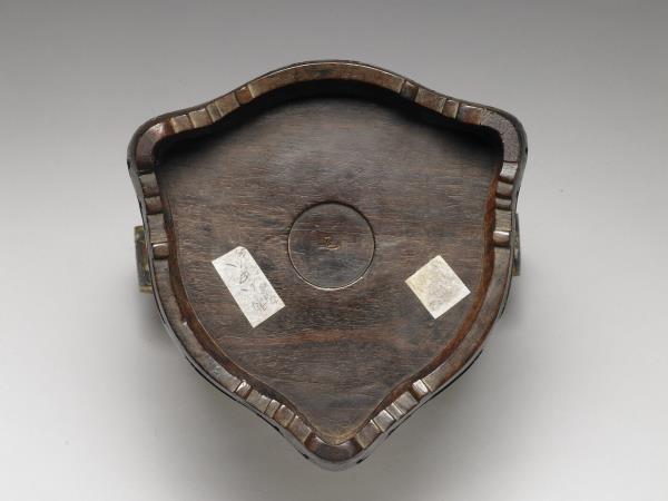 嵌金銀絲龍紋木座