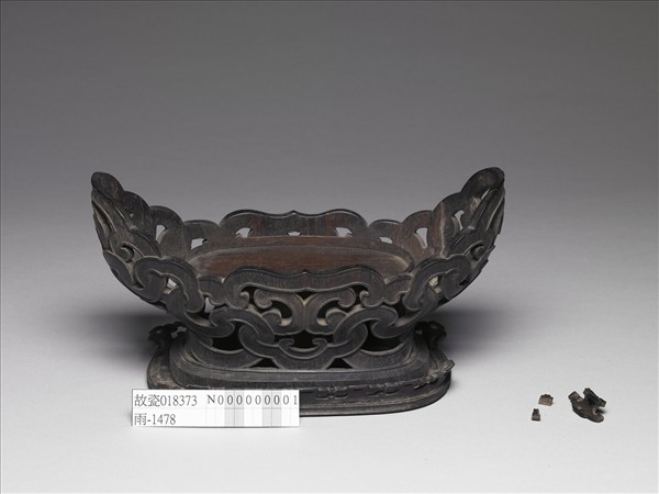 時代 くりぬき盆 遊鳥雲松紋 在銘 Wood stand with ruyi-cloud decoration - National Palace Museum