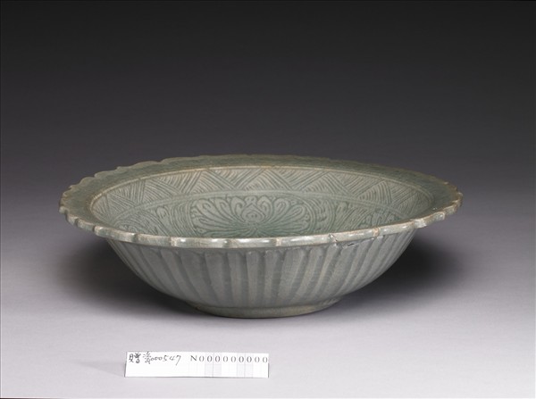 泰國 十五世紀 青瓷劃花花口折沿大盤