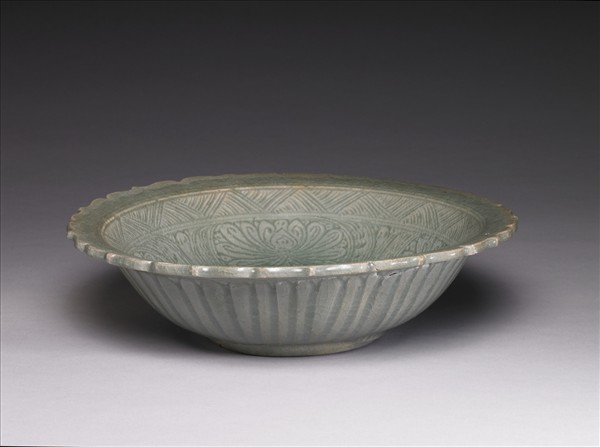 泰國 十五世紀 青瓷劃花花口折沿大盤