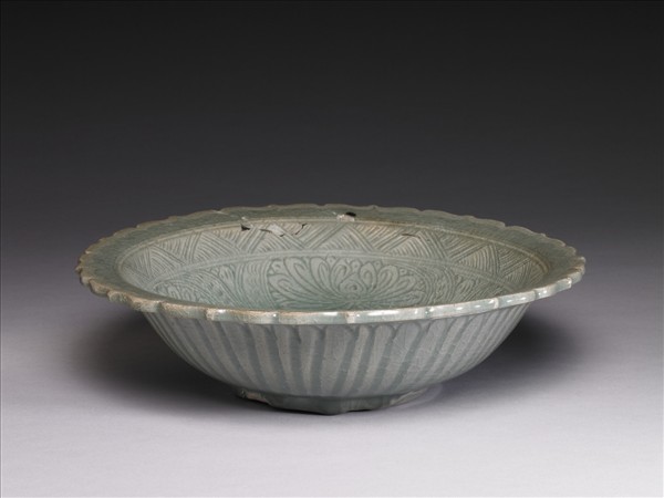 泰國 十五世紀 青瓷劃花花口折沿大盤