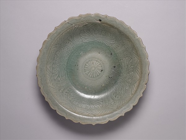 泰國 十五世紀 青瓷劃花花口折沿大盤