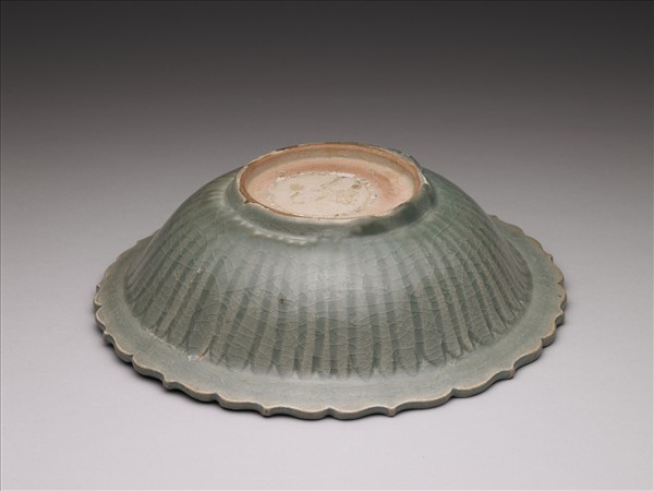 泰國 十五世紀 青瓷劃花花口折沿大盤