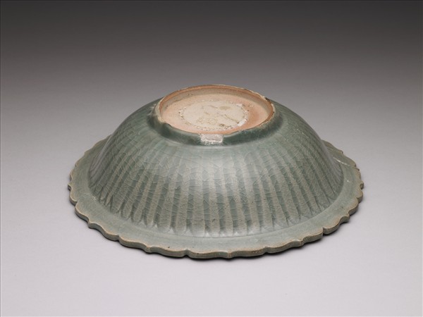 泰國 十五世紀 青瓷劃花花口折沿大盤