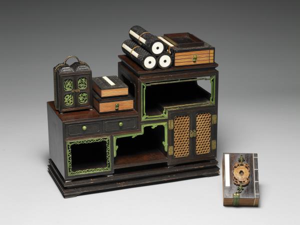 紫檀嵌骨書几式多寶格