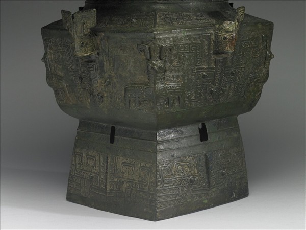 犧首獸面紋圓口方尊