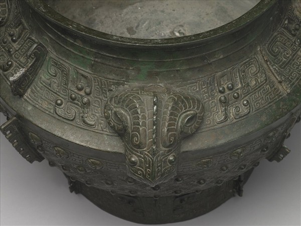 鉤連乳丁紋羊首罍