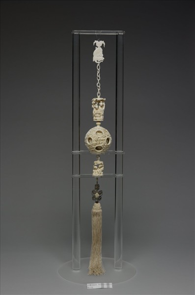 象牙雕鏤空人物套球