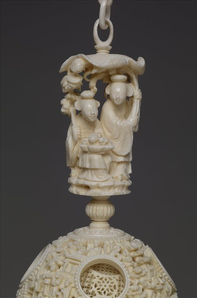 象牙雕鏤空人物套球