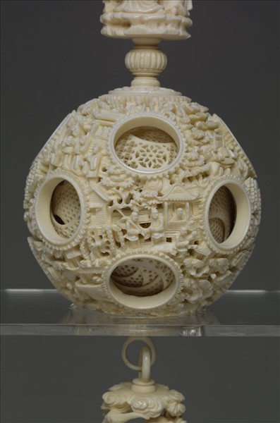 象牙雕鏤空人物套球