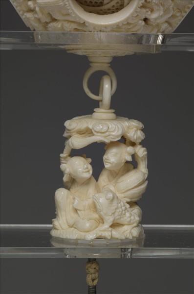 象牙雕鏤空人物套球