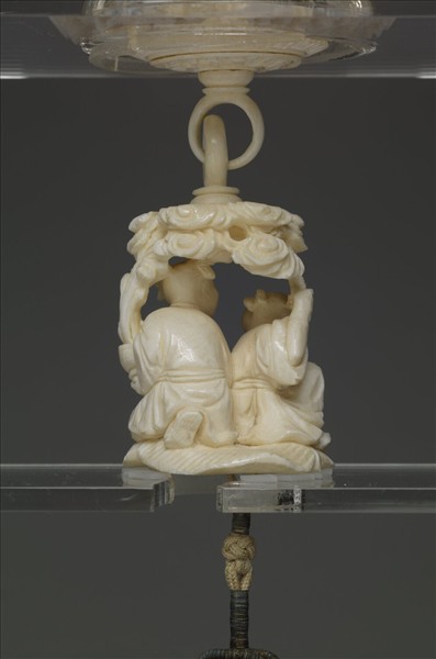 象牙雕鏤空人物套球