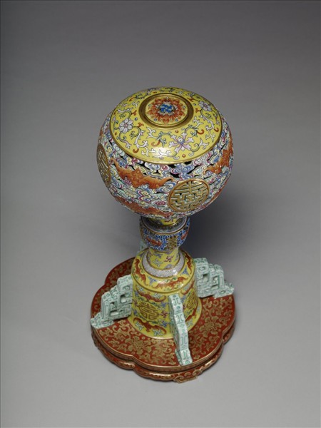 粉彩福壽紋冠架