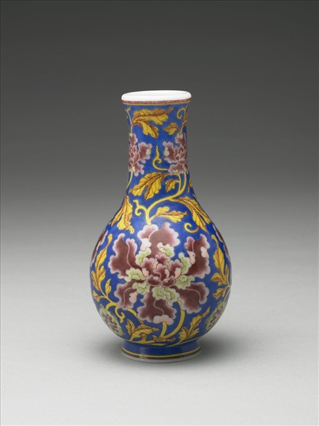 玻璃胎畫琺瑯牡丹藍地膽瓶