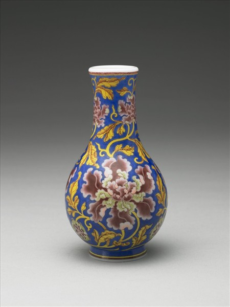 玻璃胎畫琺瑯牡丹藍地膽瓶