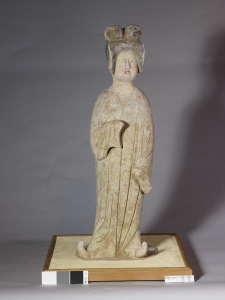  灰陶加彩仕女俑 