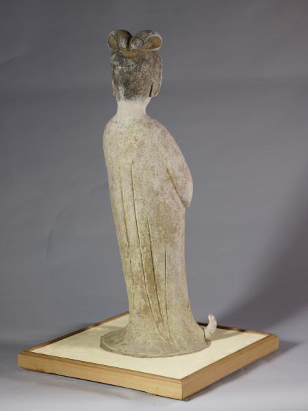  灰陶加彩仕女俑 