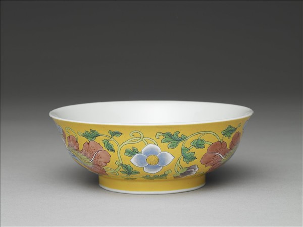 琺瑯彩黃地牡丹紋碗