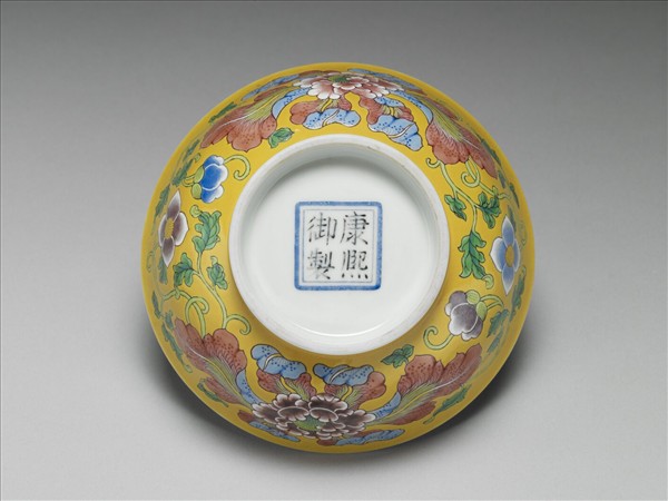 琺瑯彩黃地牡丹紋碗