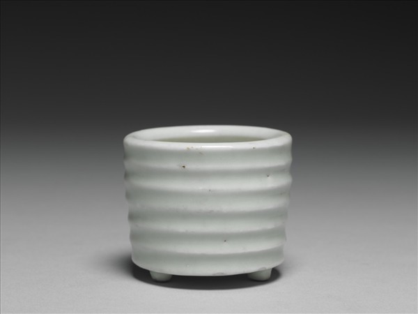 青白瓷弦紋三足爐