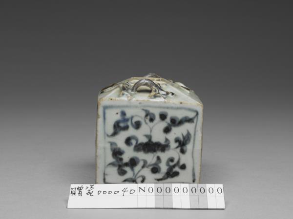 青花花卉紋螭耳方罐