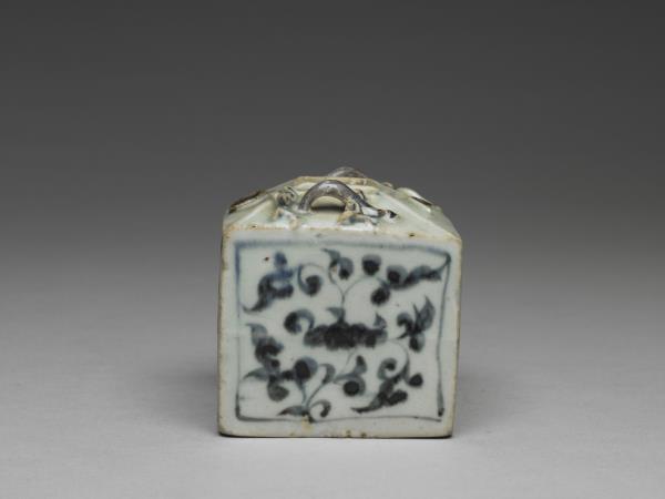 青花花卉紋螭耳方罐