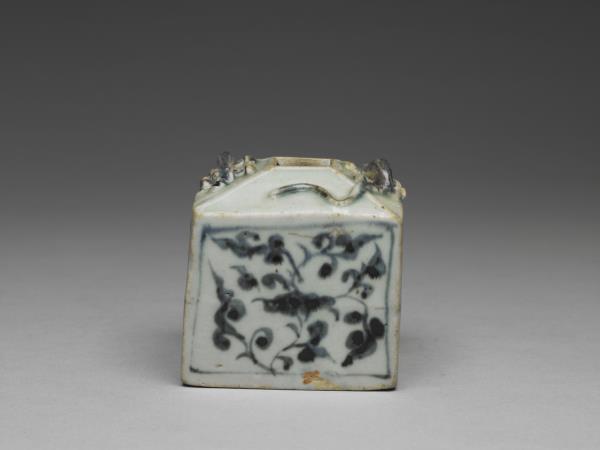 青花花卉紋螭耳方罐