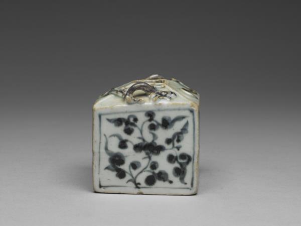 青花花卉紋螭耳方罐