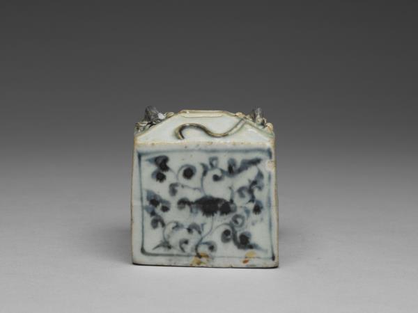 青花花卉紋螭耳方罐