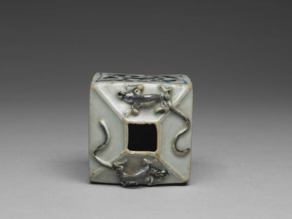 青花花卉紋螭耳方罐