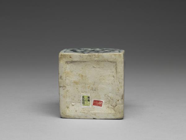 青花花卉紋螭耳方罐