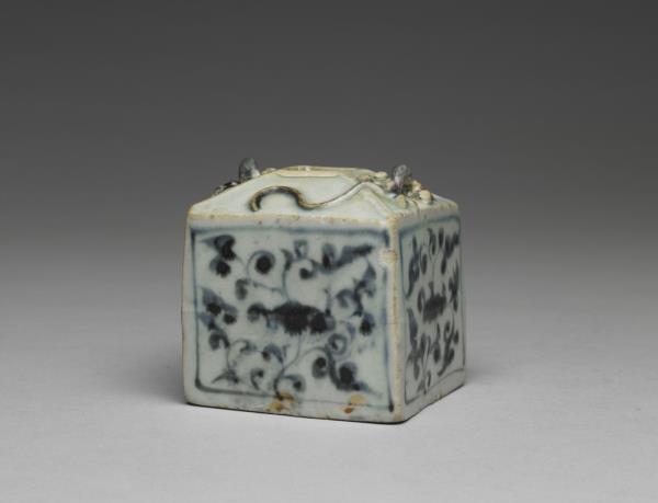 青花花卉紋螭耳方罐