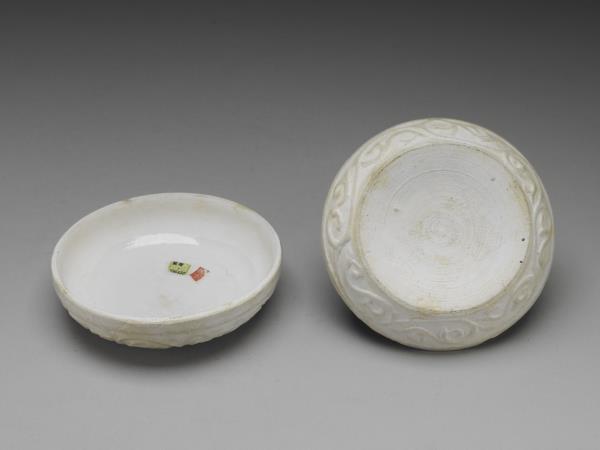 安溪窯 青白瓷印花卷草紋盒