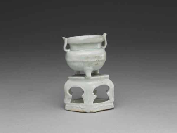 青白瓷連座雙耳香爐