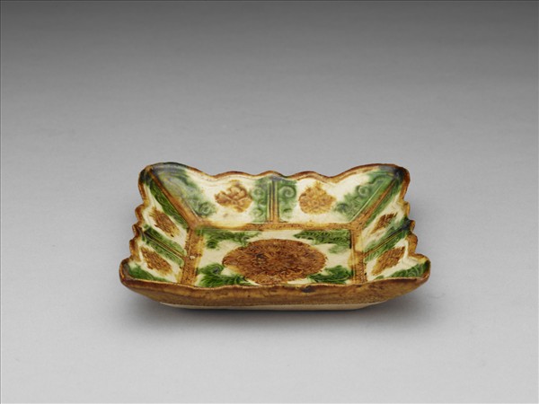 三彩印花牡丹紋方碟