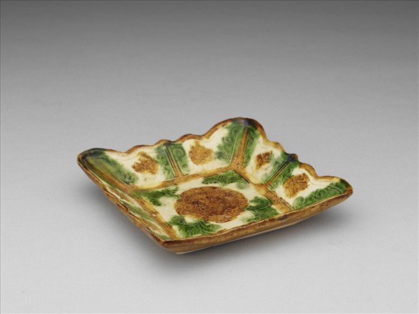 三彩印花牡丹紋方碟