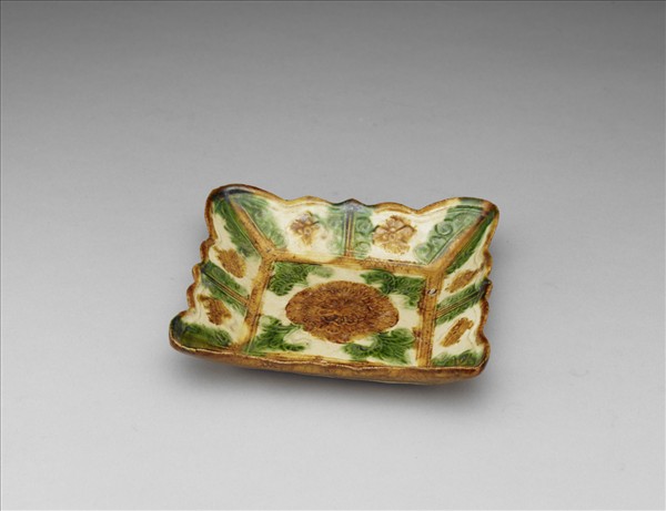 三彩印花牡丹紋方碟