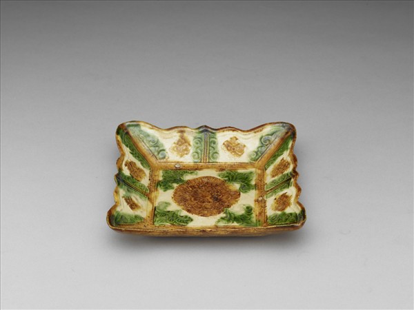 三彩印花牡丹紋方碟