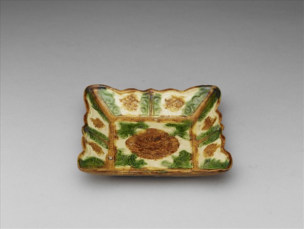 三彩印花牡丹紋方碟