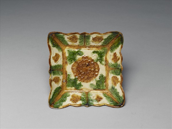 三彩印花牡丹紋方碟