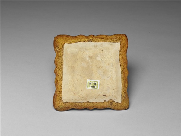 三彩印花牡丹紋方碟