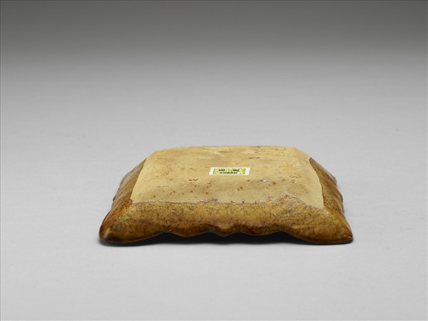 三彩印花牡丹紋方碟