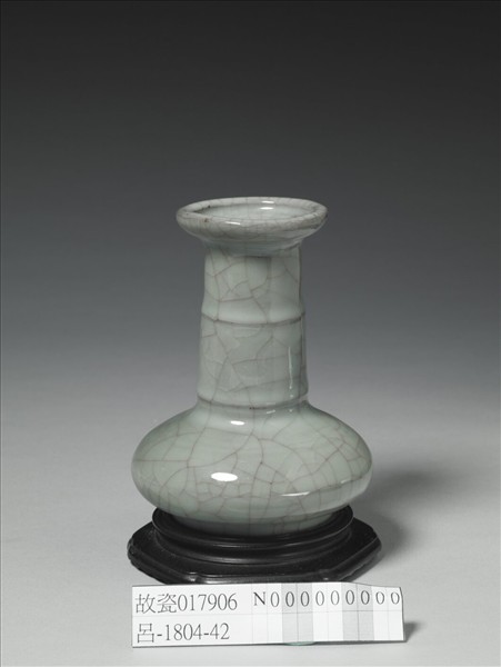 青瓷弦紋盤口瓶